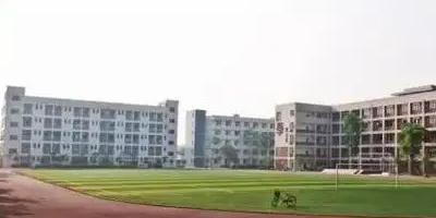 <b>彭州市中等石化工業學校</b>